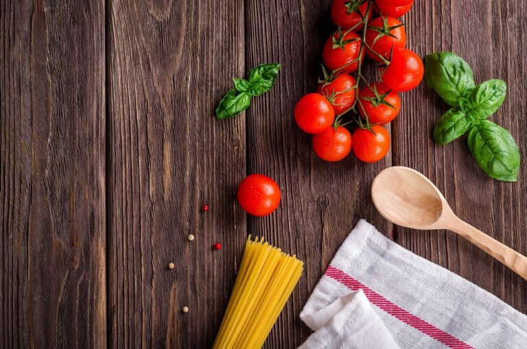 Comida de Verdade: Mesa com alimentos naturais, saudáveis e coloridos