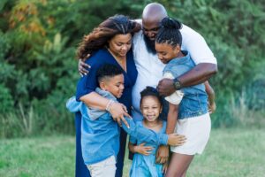 Família unida cozinhando comida saudável para uma vida feliz e equilibrada