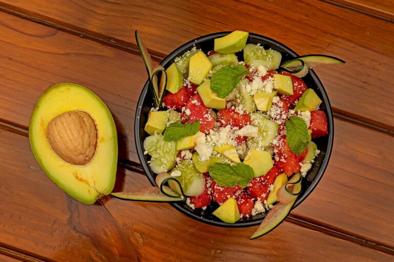 Alimentos frescos, coloridos e naturais representando comida de verdade